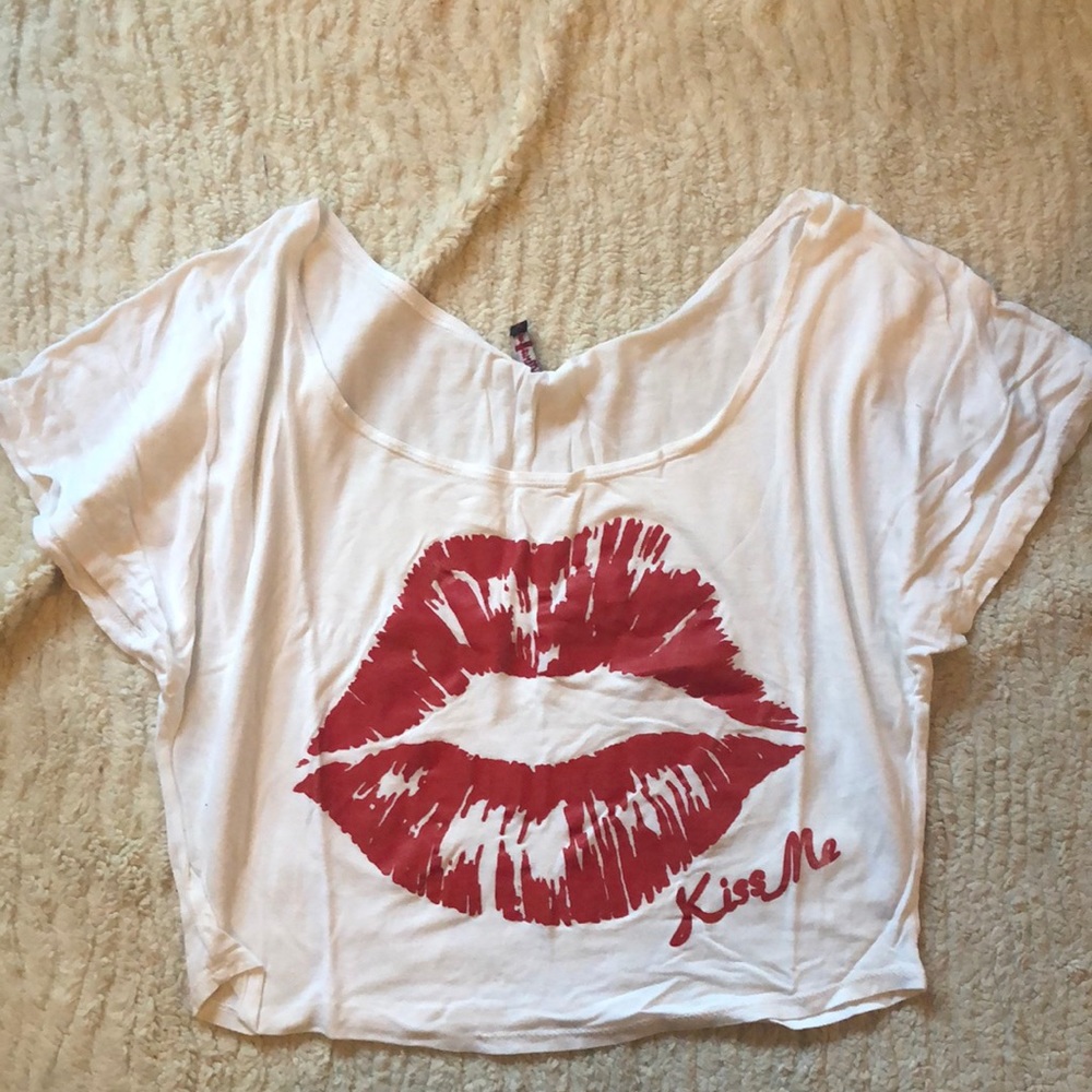 Kiss me lips crop top